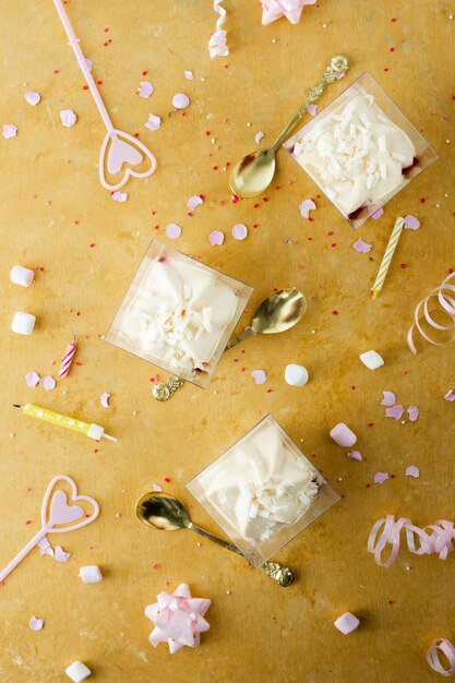 Piatto lay di torta di compleanno con candele