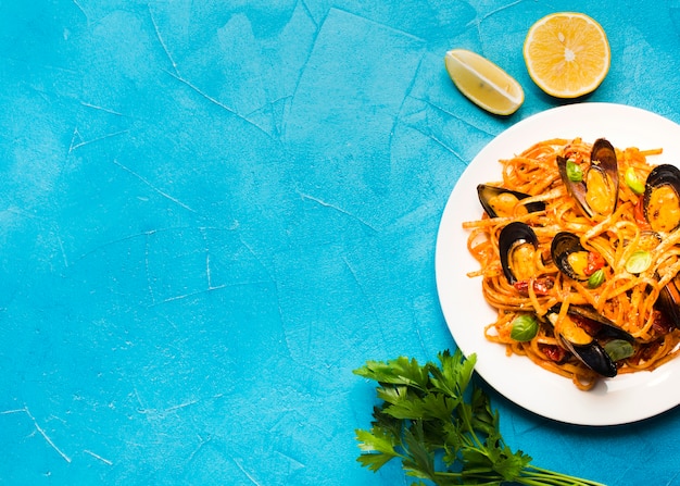 Piatto piano di pasta di cozze con copyspace