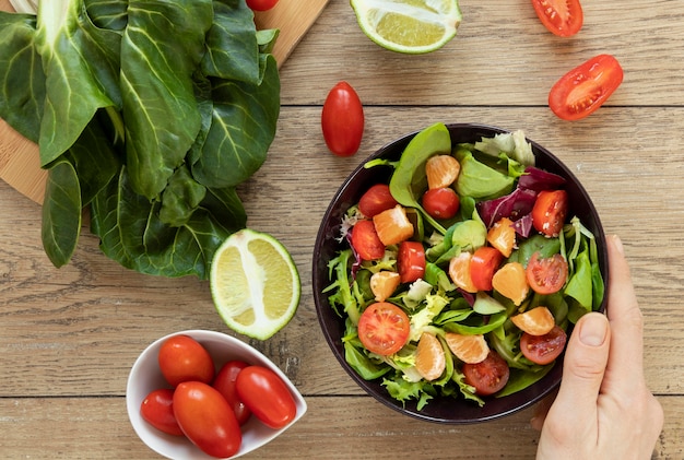 Piatto piatto con insalata sul tavolo