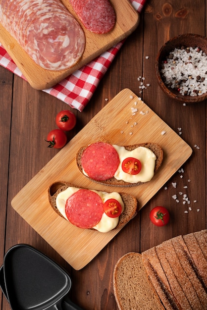 Piatto piatto per raclette con delizioso assortimento di cibo