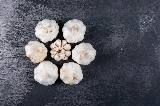 Piatto posare l'aglio formando a forma di fiore sul tavolo scuro