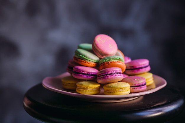 Piatto rosa con deliziosi maccheroni colorati