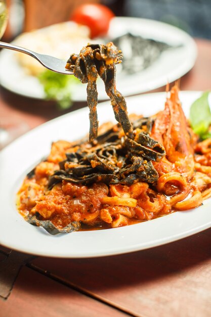 Piatto tradizionale italiano tagliatelle nere con frutti di mare