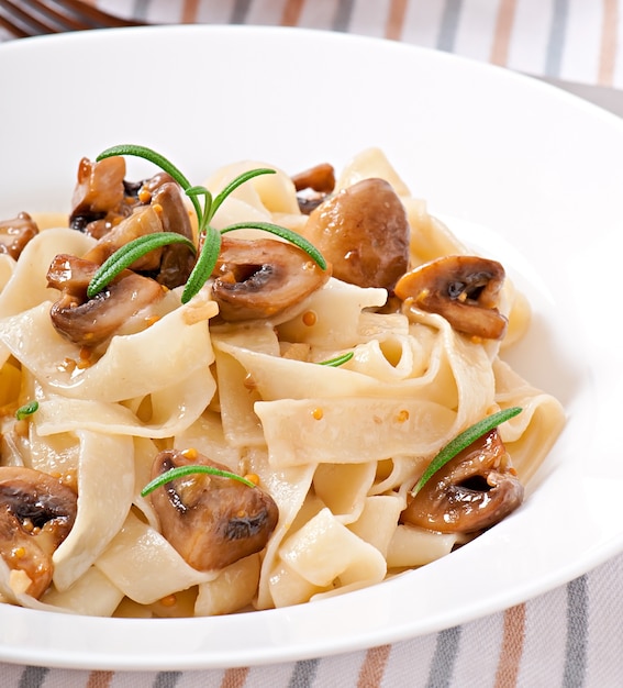 Piatto vegetariano con tagliatelle e funghi