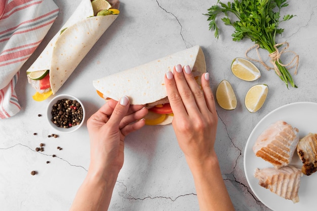 Piatto vista dall'alto con deliziosi involucri di kebab