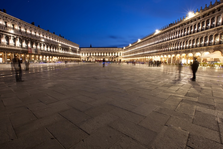 Foto gratuito piazza giant circondata da edifici