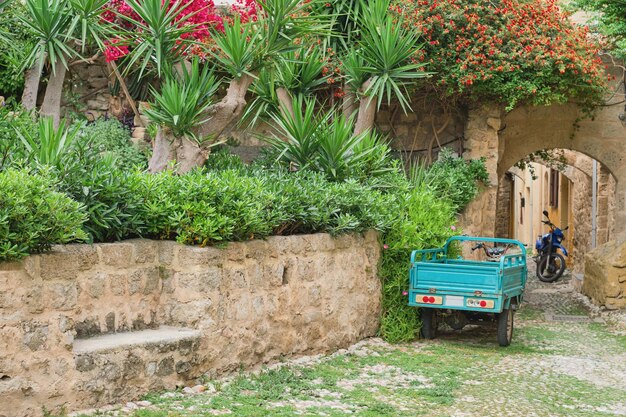 Piazza nel centro della città medievale di Rodi una passeggiata nel centro storico un'idea di sfondo un viaggio nei luoghi popolari dell'arcipelago del Dodecaneso Grecia