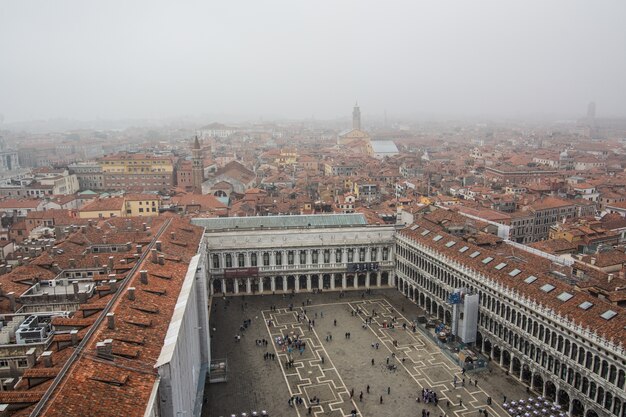 Piazza San Marco più bella del mondo. Immagine della straordinaria piazza storica di San Marco nella città lagunare di pietra Venezia in Italia