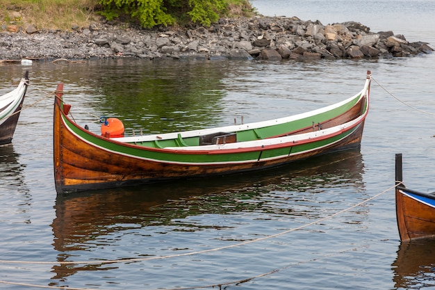 Piccola barca sull'acqua limpida