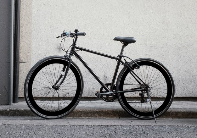 Piccola bicicletta nera vintage all'aperto
