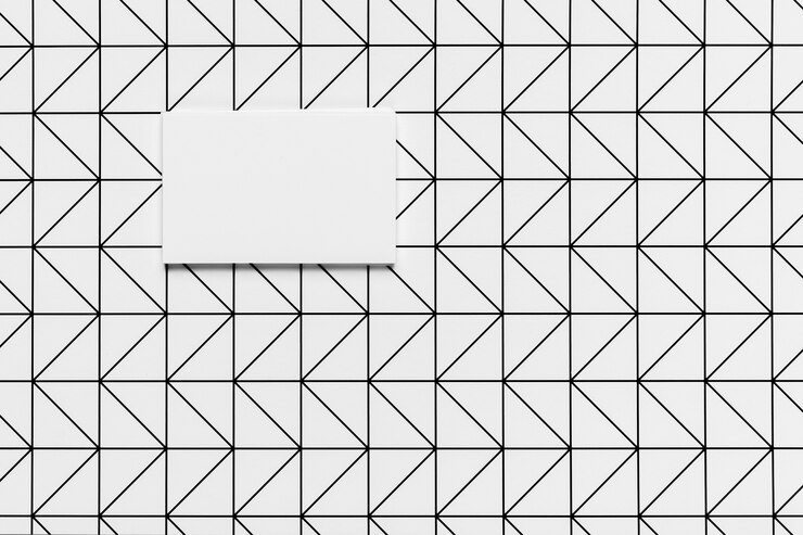 Foto gratuito piccola busta bianca con sfondo a disegno