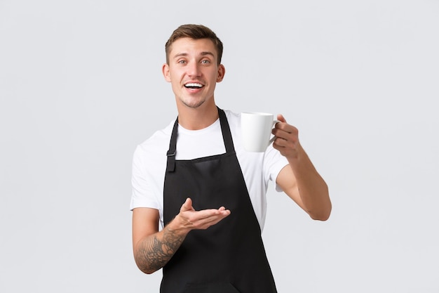 Piccola caffetteria bar e ristoranti concetto amichevole bel cameriere barista che vende dri...