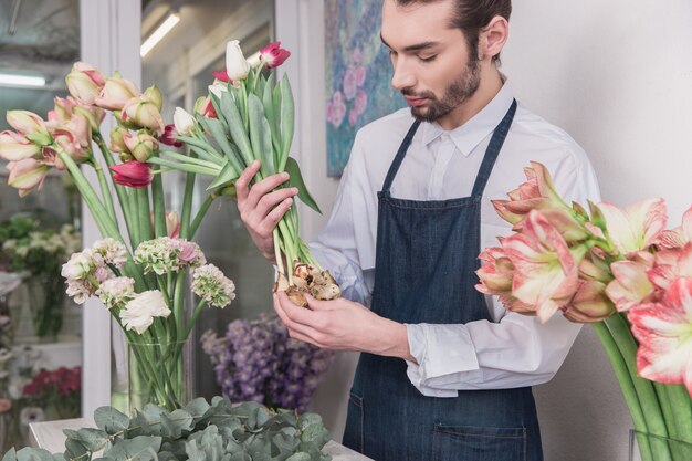 Piccola impresa. Fiorista maschio nel negozio di fiori. fare decorazioni e arrangiamenti