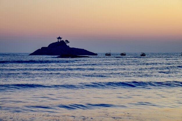 Piccola isola in mezzo al mare