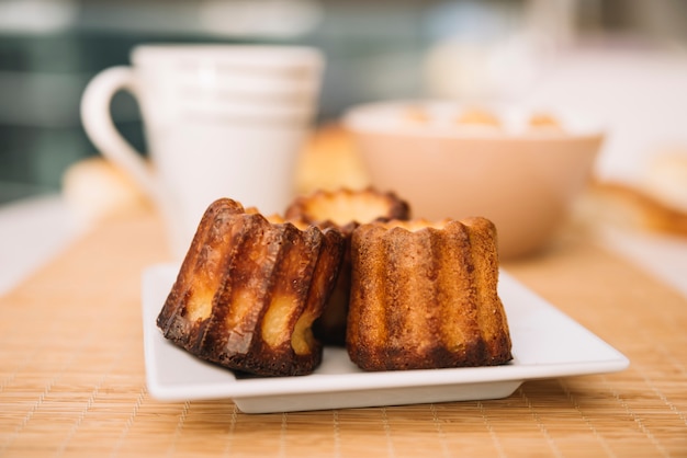 Piccola pasticceria sul piatto sul tavolo