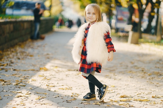 piccola ragazza alla moda