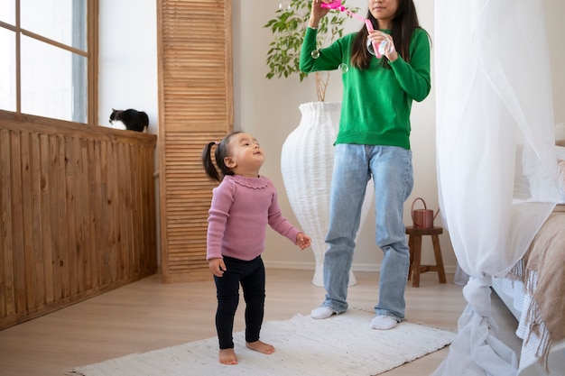 Piccola ragazza asiatica che trascorre del tempo a casa con sua madre