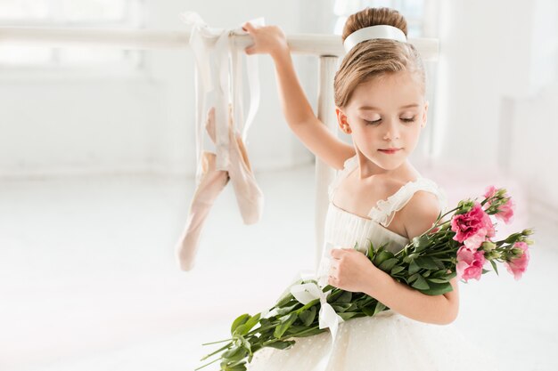 Piccola ragazza ballerina in un tutu. Adorabile bambino che balla balletto classico