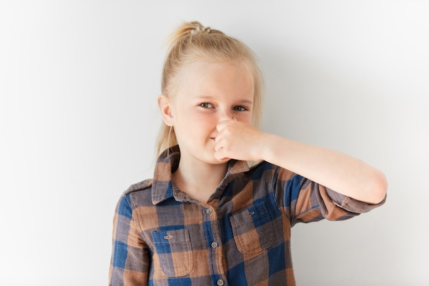 Piccola ragazza bionda che indossa la camicia a righe