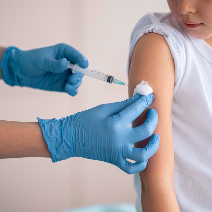 Foto gratuito piccola ragazza che viene vaccinata contro il coronavirus in ospedale