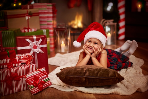 Piccola ragazza della Santa nel soggiorno