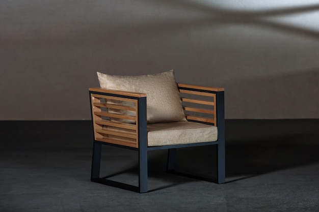Piccola sedia moderna con un cuscino beige in una stanza