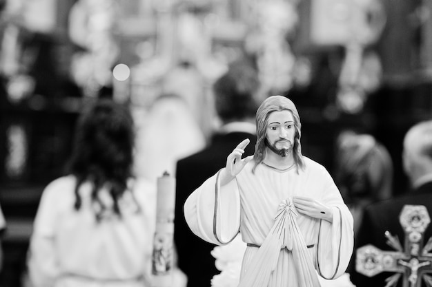 Piccola statua di Gesù Cristo in chiesa Foto in bianco e nero