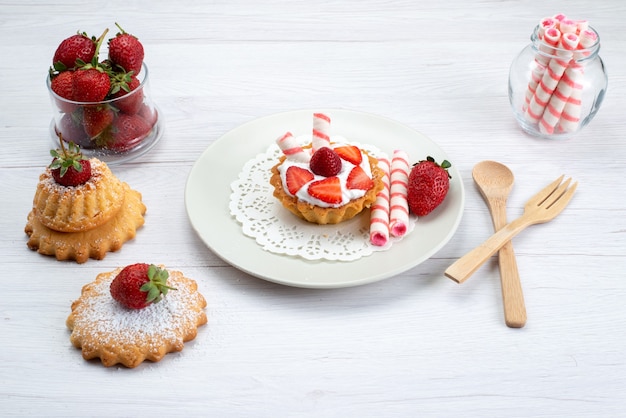 piccola torta con crema e fragole a fette torte caramelle su bianco, torta di frutta bacca dolce zucchero