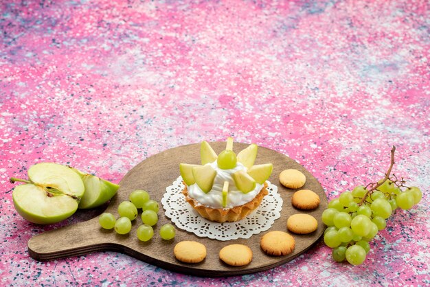 piccola torta cremosa con frutta a fette sulla scrivania colorata, torta dolce zucchero cuocere colore