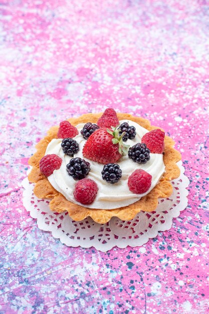 piccola torta cremosa con frutti di bosco sulla luce, foto di torta biscotto bacca dolce cuocere