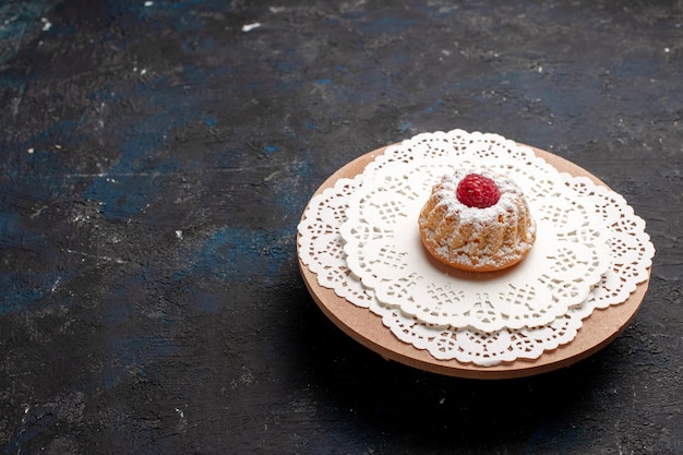 Piccola torta di vista frontale con lampone sulla bacca dolce della torta del biscotto di superficie scura