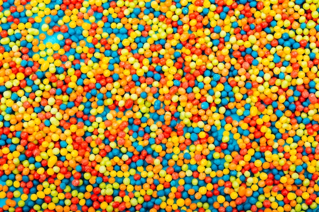 Piccole caramelle colorate e deliziose del primo piano