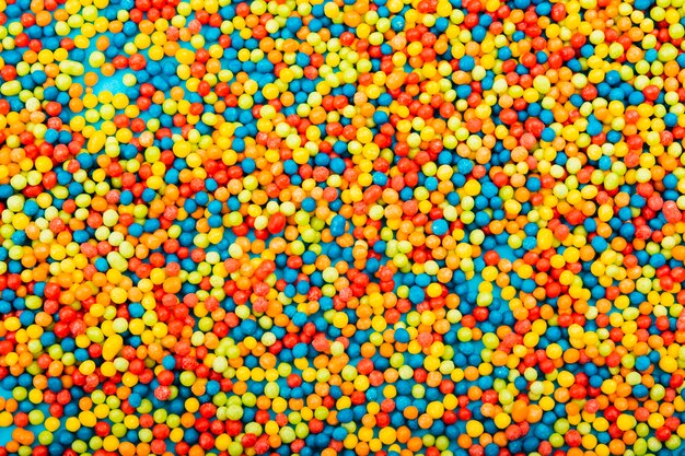 Piccole caramelle colorate e deliziose del primo piano