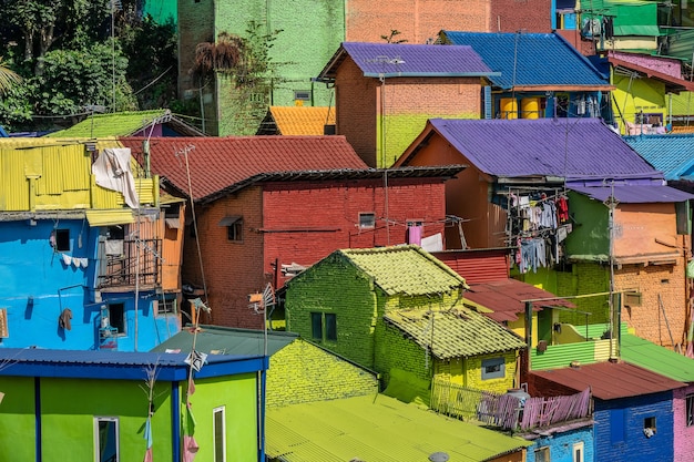 Piccole case colorate con vestiti appesi all'esterno in un quartiere suburbano