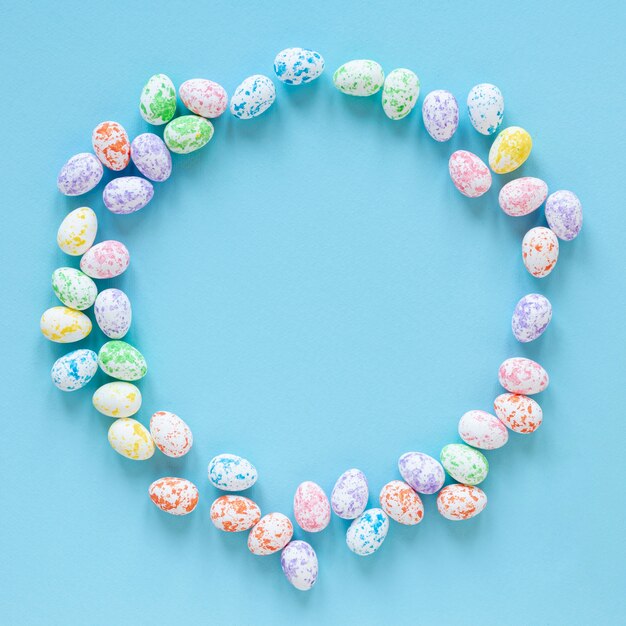 Piccole uova dipinte per pasqua