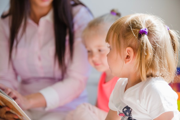 Piccoli bambini con infermiera in età prescolare