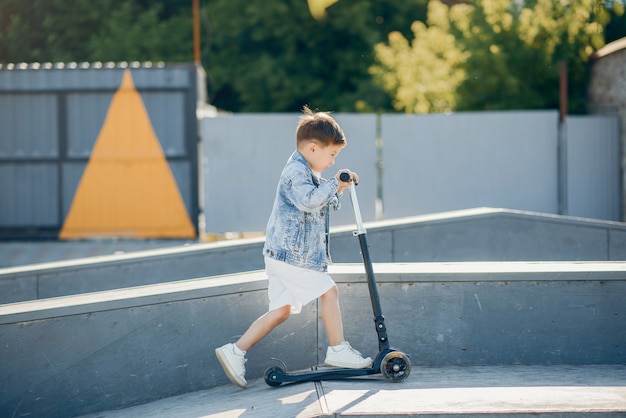 Piccoli bambini svegli che giocano in un parco di estate