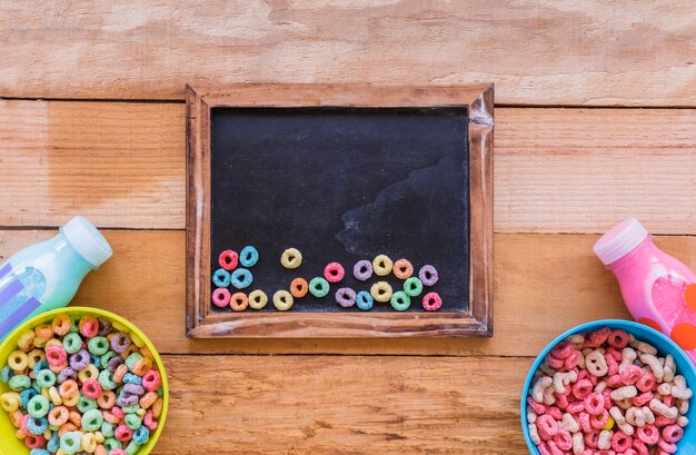 Piccoli cereali sulla lavagna sul tavolo di legno