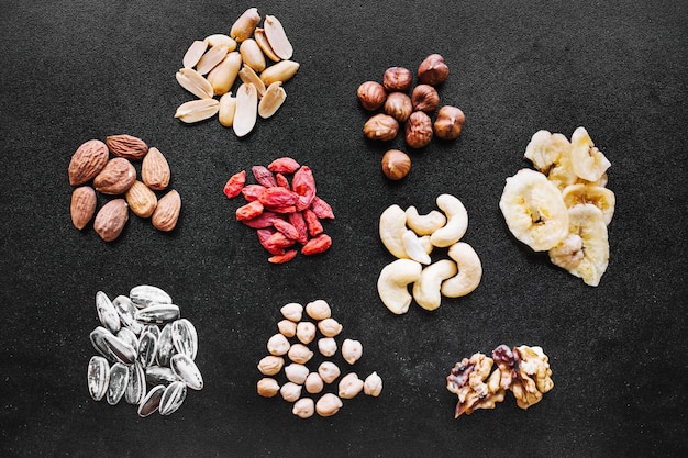 Piccoli mucchi di snack sani sul nero