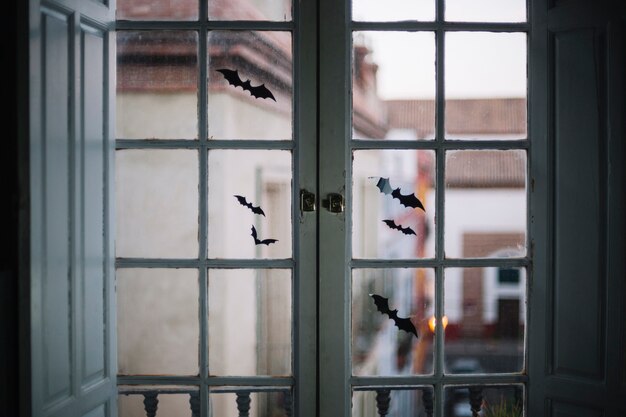 Piccoli pipistrelli di carta di Halloween sulla finestra