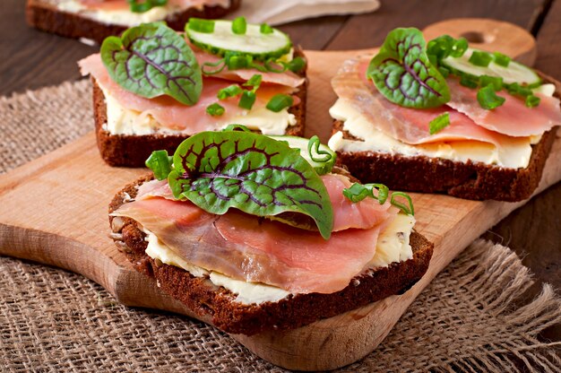 Piccoli snack sandwich con salmone salato