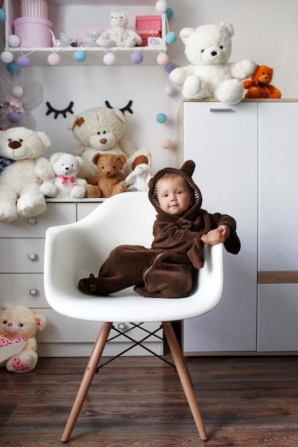 Piccolo bambino carino a casa