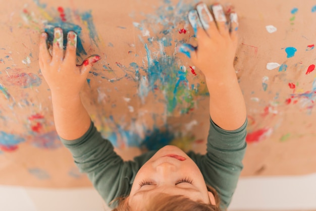 Piccolo bambino che dipinge come un artista