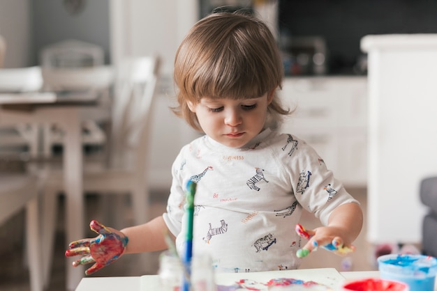 Piccolo bambino che dipinge come un artista