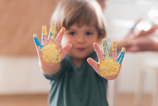 Piccolo bambino che dipinge come un artista