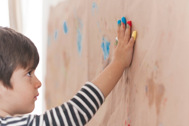 Piccolo bambino che dipinge come un artista