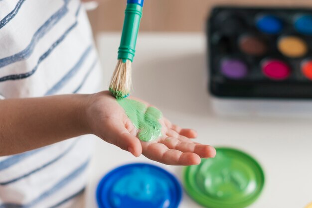 Piccolo bambino che dipinge come un artista