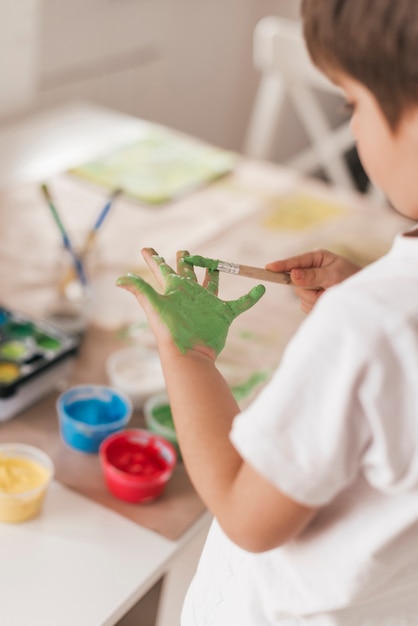 Piccolo bambino che dipinge come un artista