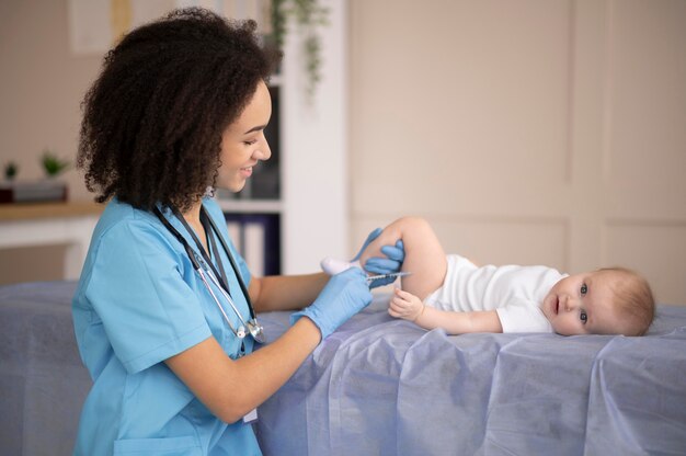 Piccolo bambino che si trova presso la clinica sanitaria per la vaccinazione