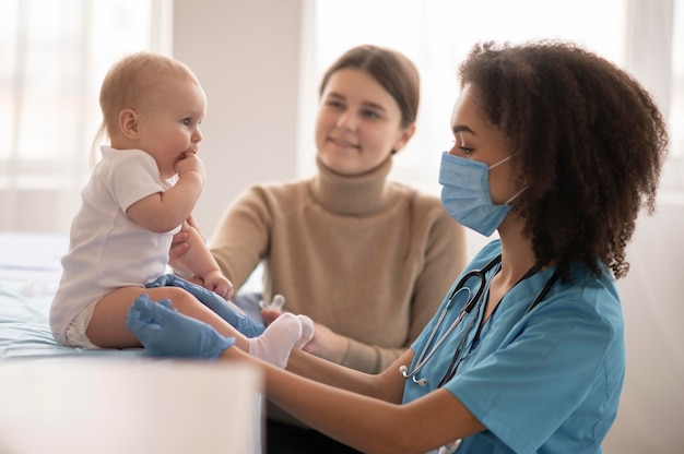 Piccolo bambino che si trova presso la clinica sanitaria per la vaccinazione